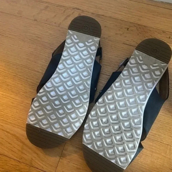 UGG Leather Slingback Sandals - Picture 5 of 11